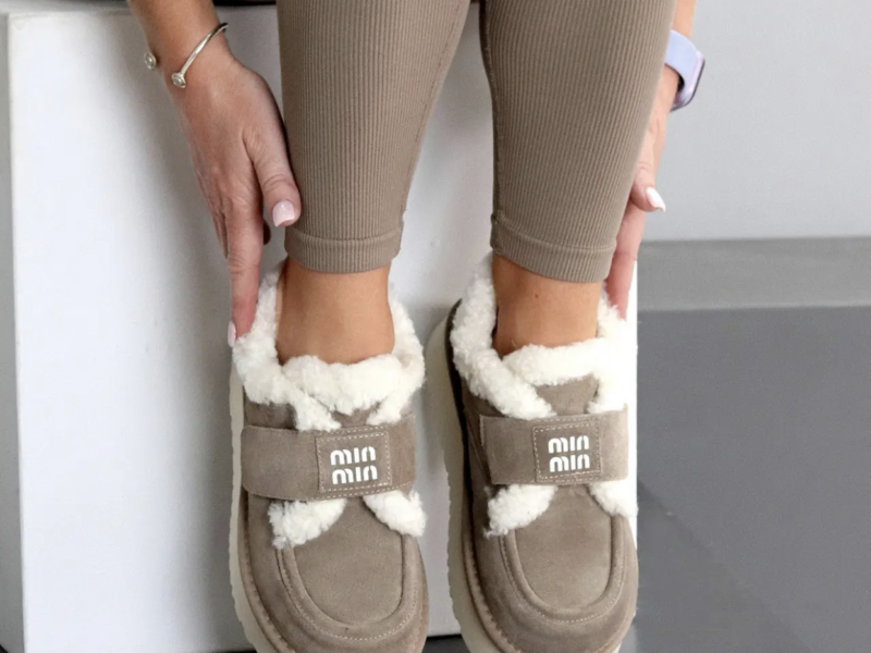 Трендові теплі замшеві уггі на застібці-липучці, світлий беж мокко