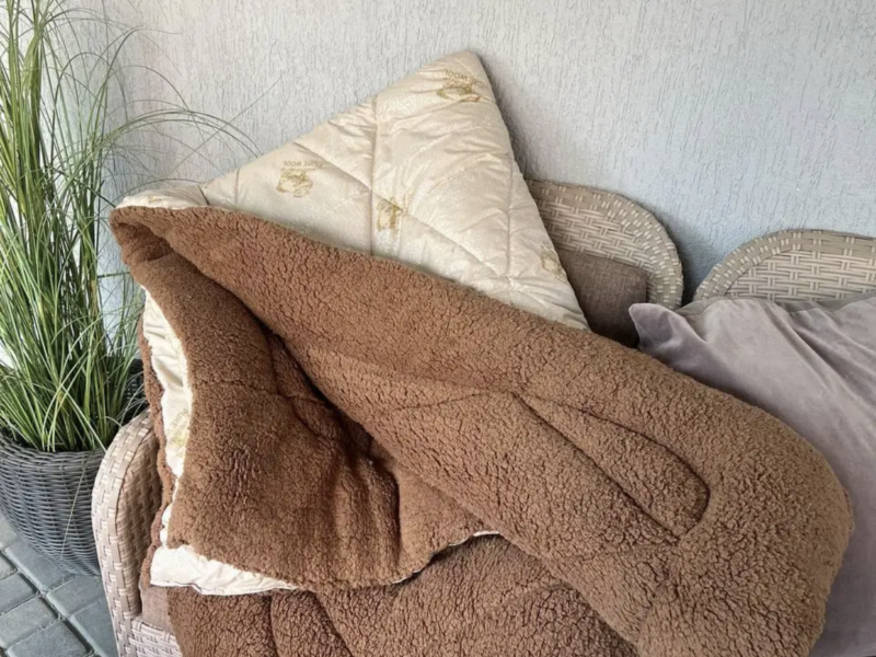 Ковдра з овечим хутром відкрита тепла зимова стьобана "Королева Снів" двоспальна 175/210см м'яка легка пухнаста