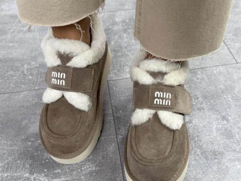 Трендові теплі замшеві уггі на застібці-липучці, світлий беж мокко