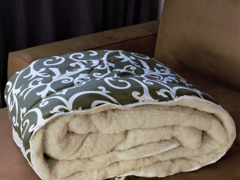 Ковдра з відкритим овечим хутром у полікоттоні 150см на 210см