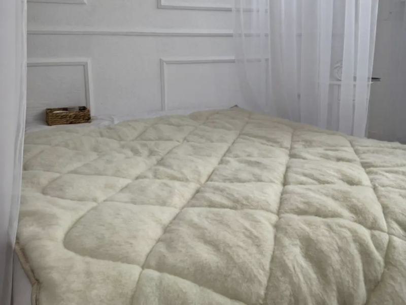 Зимова ковдра з овчини Feller Textile Євро 200х220см бежева