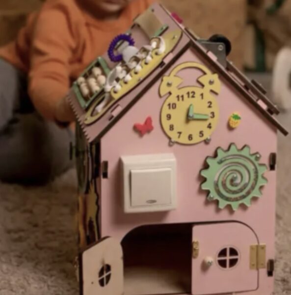 Бізібудинок 35×25 см рожевий | Деревʼяна розвивальна іграшка Монтессорі