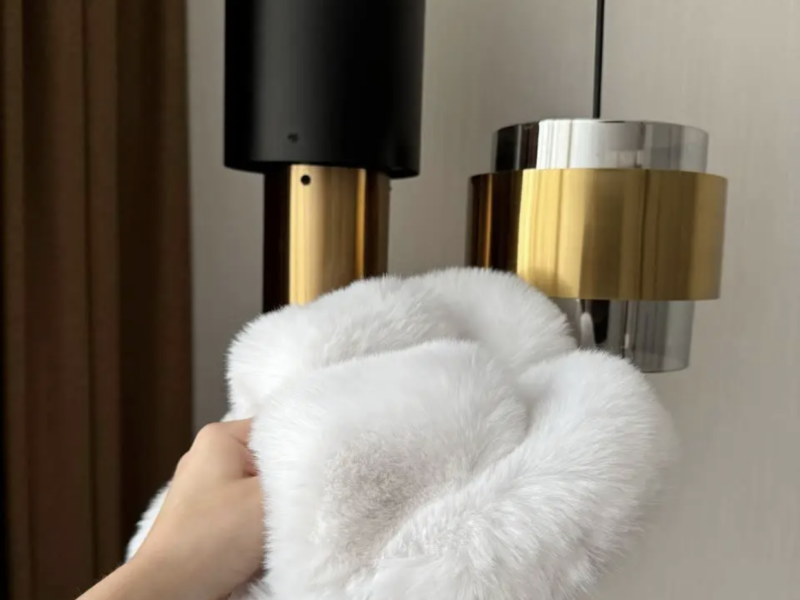 Жіночі легкі хутряні капці білого кольору кімнатні пухнасті тапки з хутра з відкритим носком для дому 40 розмір