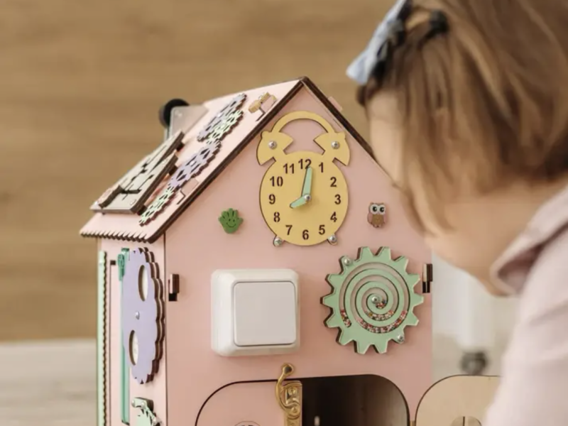 Бізібудинок 35×25 см рожевий | Деревʼяна розвивальна іграшка Монтессорі