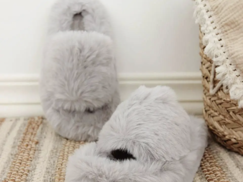 Тапочки из эко меха, меховые тапочки, трендовые модные тапочки пухнастые, комнатные для дома, домашние тапки