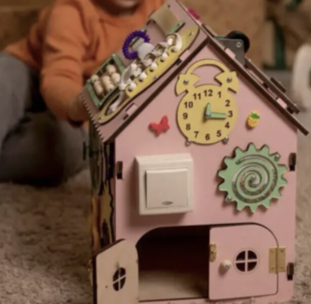 Бізібудинок 35×25 см рожевий | Деревʼяна розвивальна іграшка Монтессорі