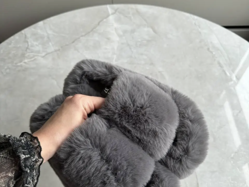 Хутряні жіночі тапочки для дому та вулиці пухнасті домашні тапки з м'яким хутром графітові 40 розмір