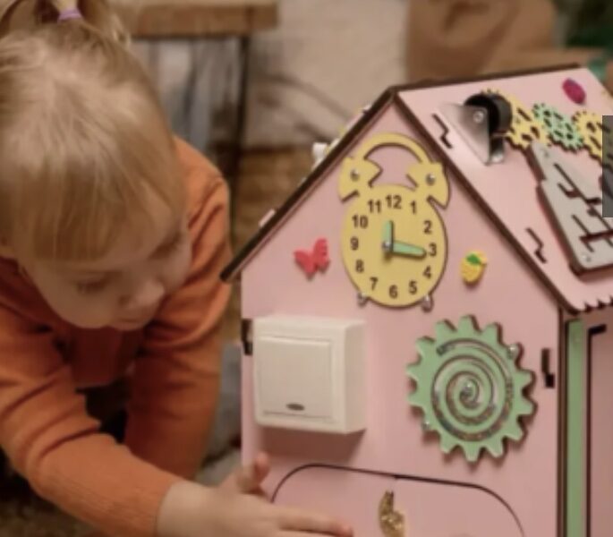 Бізібудинок 35×25 см рожевий | Деревʼяна розвивальна іграшка Монтессорі