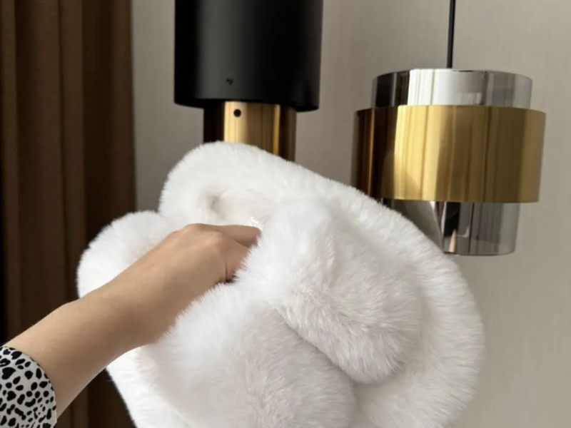 Жіночі домашні кімнатні капці з хутром молочні пухнасті тапки на еко хутрі для дому та вулиці 40 розмір