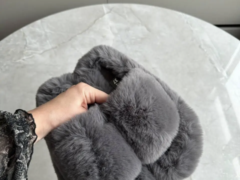 Хутряні жіночі тапочки для дому та вулиці пухнасті домашні тапки з м'яким хутром графітові 40 розмір