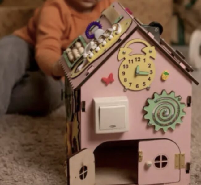 Бізібудинок 35×25 см рожевий | Деревʼяна розвивальна іграшка Монтессорі