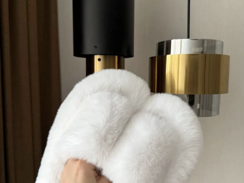 Жіночі легкі хутряні капці білого кольору кімнатні пухнасті тапки з хутра з відкритим носком для дому 40 розмір