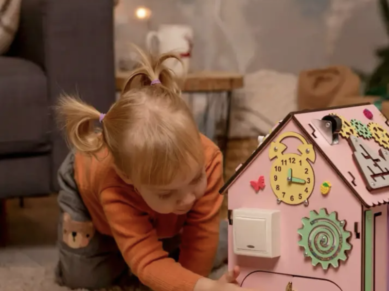 Бізібудинок 35×25 см рожевий | Деревʼяна розвивальна іграшка Монтессорі