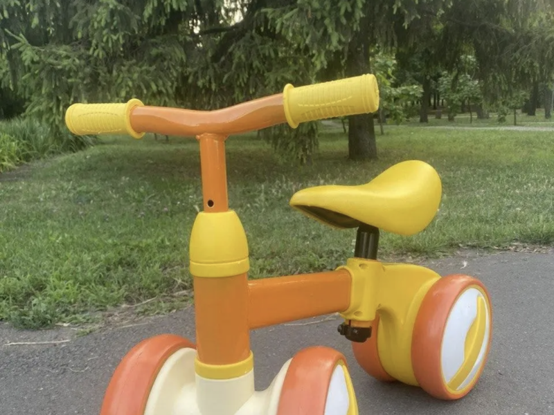 Велобіг каталка дитячий чотириколісний Little Yellow Duck. Велобіг для малечі. Біговіл для найменших.