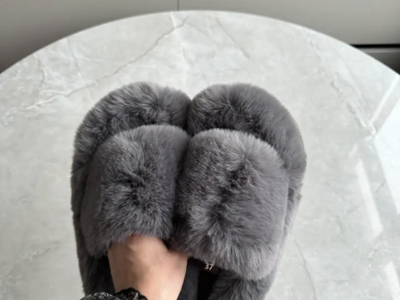 Домашні жіночі капці з екохутра пухнасті капці хатні капці на товстій підошві модні тапочки в графітовому кольорі Tessa Код: SAF098