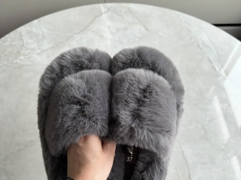 Хутряні жіночі тапочки для дому та вулиці пухнасті домашні тапки з м'яким хутром графітові 40 розмір