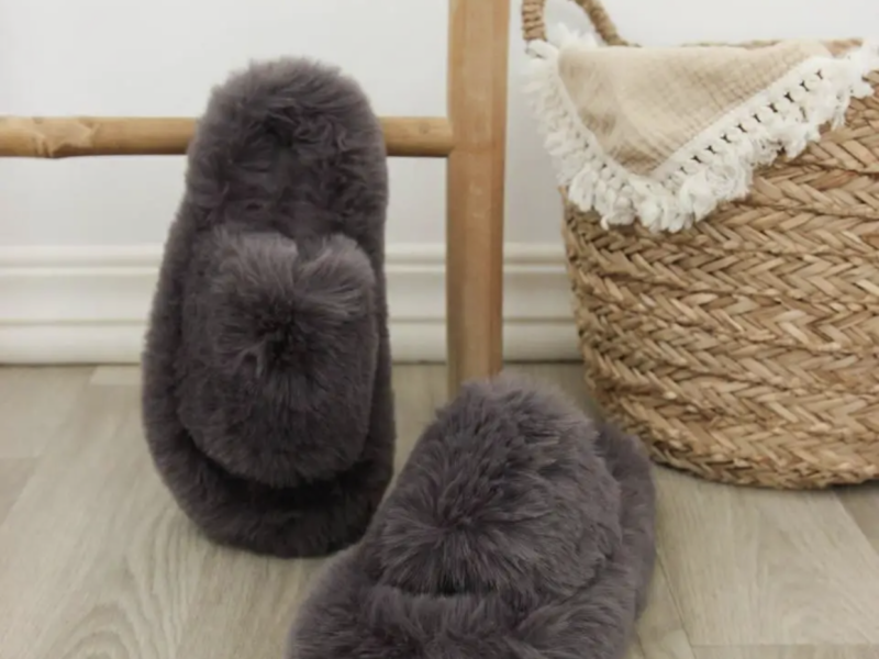 Жіночі домашні пухнасті тапочки з відкритим носком у кольорі рожевої пудри кімнатні шльопанці з м'яким хутром 40 розмір