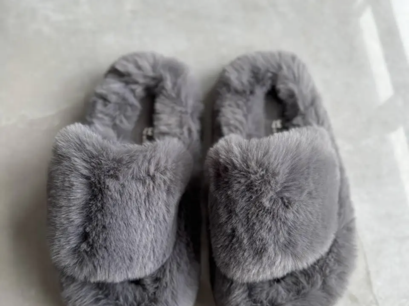 Хутряні жіночі тапочки для дому та вулиці пухнасті домашні тапки з м'яким хутром графітові 40 розмір