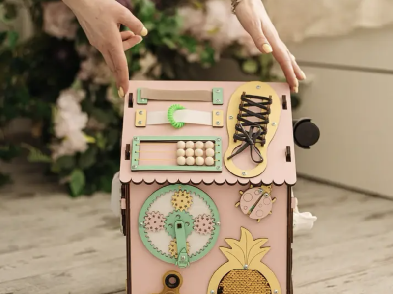 Бізібудинок 35×25 см рожевий | Деревʼяна розвивальна іграшка Монтессорі