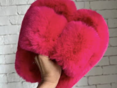 Жіночі домашні пухнасті тапочки з відкритим носком у кольорі рожевої пудри кімнатні шльопанці з м'яким хутром 40 розмір