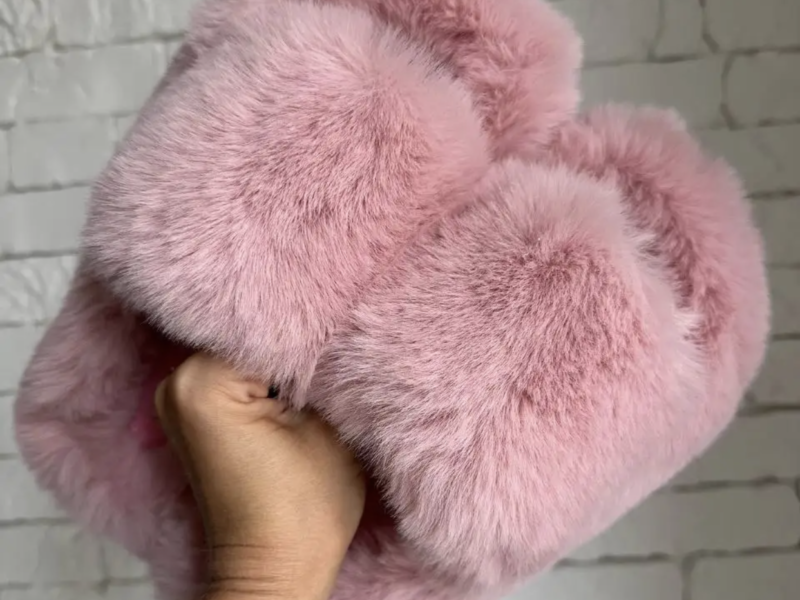 Тапочки из эко меха, меховые тапочки, трендовые модные тапочки пухнастые, комнатные для дома, домашние тапки