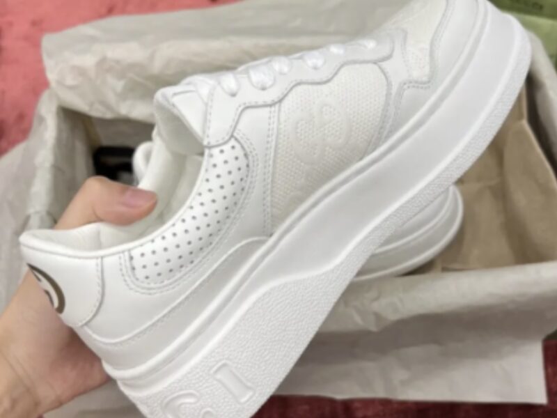 Жіночі білі шкіряні кросівки Gucci Гуччі з перфорацією GG на шнурівці кеди Гучі