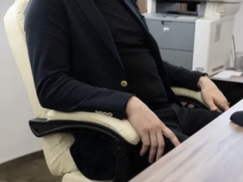 Кресло офисное с подставкой для ног Bonro B-058 бежевое