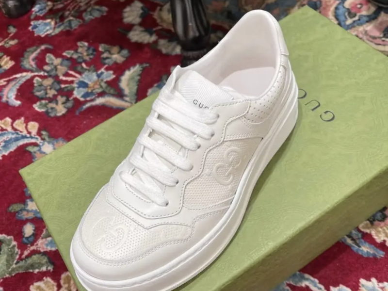 Жіночі білі шкіряні кросівки Gucci Гуччі з перфорацією GG на шнурівці кеди Гучі