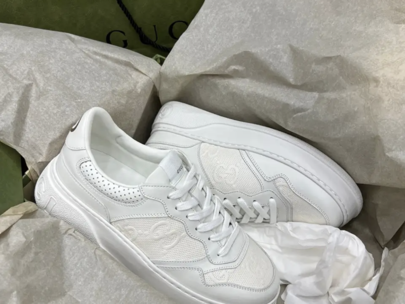 Жіночі білі шкіряні кросівки Gucci Гуччі з перфорацією GG на шнурівці кеди Гучі