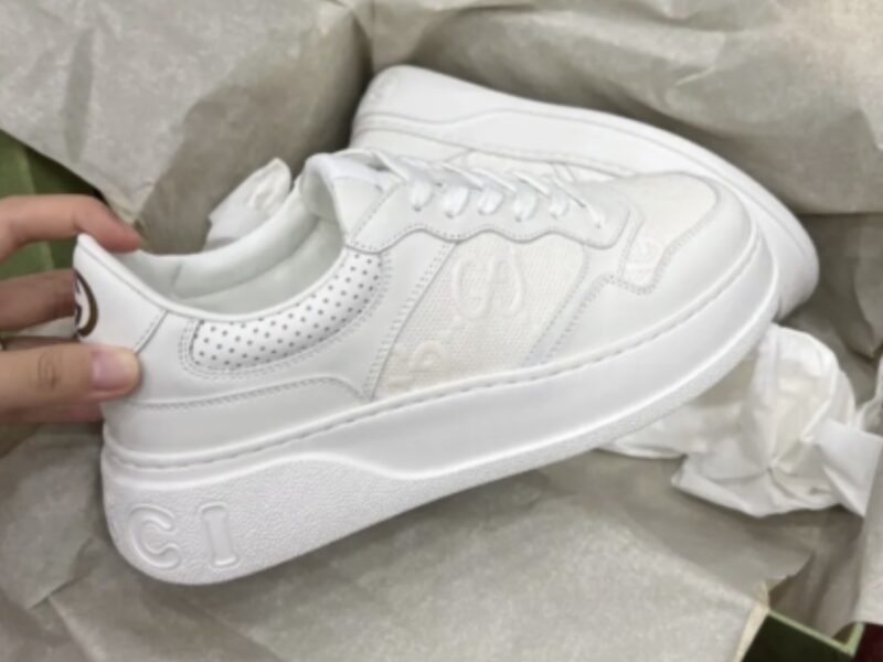 Жіночі білі шкіряні кросівки Gucci Гуччі з перфорацією GG на шнурівці кеди Гучі