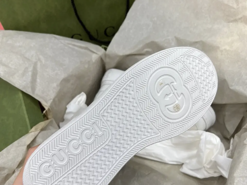 Жіночі білі шкіряні кросівки Gucci Гуччі з перфорацією GG на шнурівці кеди Гучі