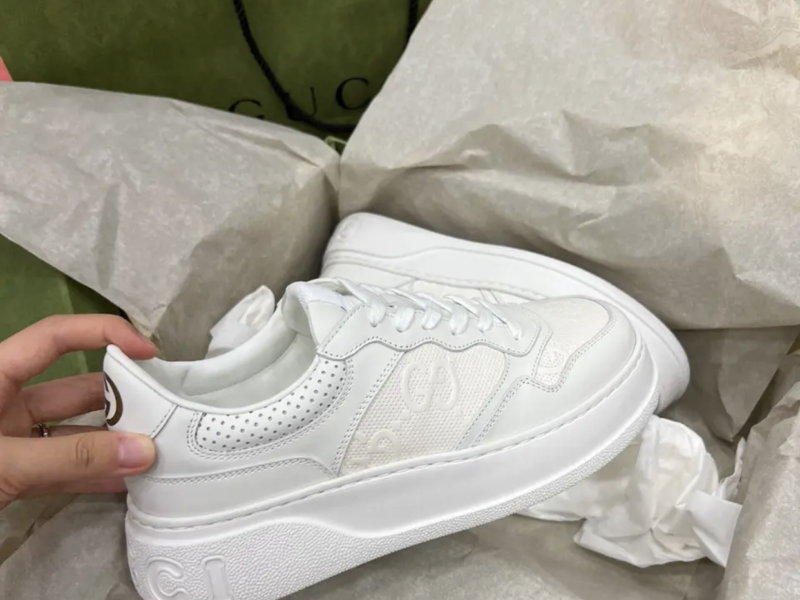 Жіночі білі шкіряні кросівки Gucci Гуччі з перфорацією GG на шнурівці кеди Гучі