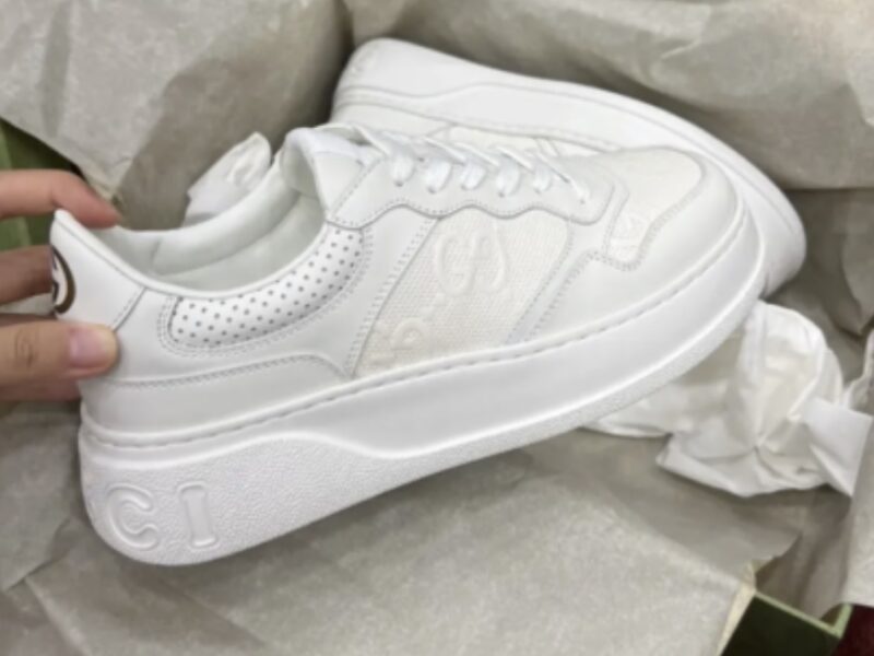 Жіночі білі шкіряні кросівки Gucci Гуччі з перфорацією GG на шнурівці кеди Гучі