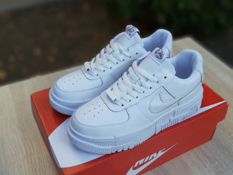 Кроссовки женские белые брендовых NIKE: Nike Air Force 1 Pixel
