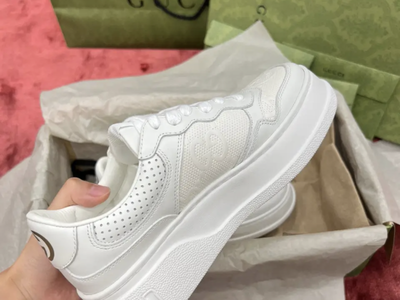 Жіночі білі шкіряні кросівки Gucci Гуччі з перфорацією GG на шнурівці кеди Гучі