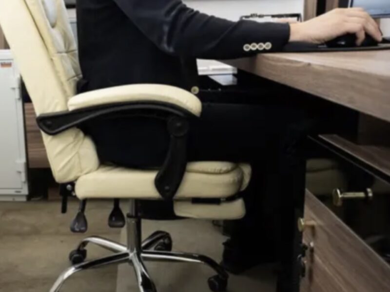 Кресло офисное с подставкой для ног Bonro B-058 бежевое