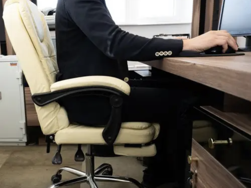 Кресло офисное с подставкой для ног Bonro B-058 бежевое