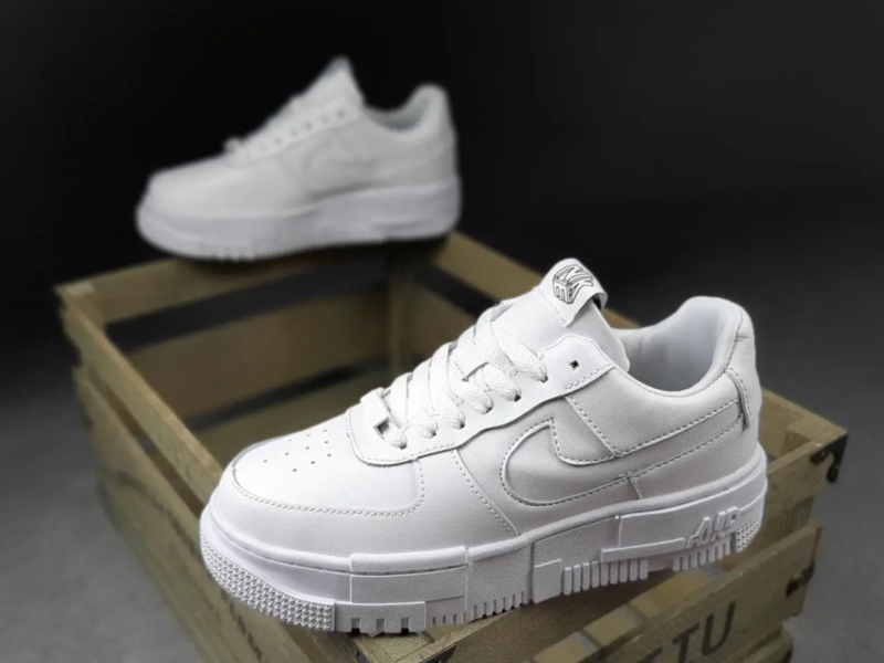 Кроссовки женские белые брендовых NIKE: Nike Air Force 1 Pixel
