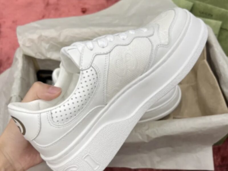 Жіночі білі шкіряні кросівки Gucci Гуччі з перфорацією GG на шнурівці кеди Гучі