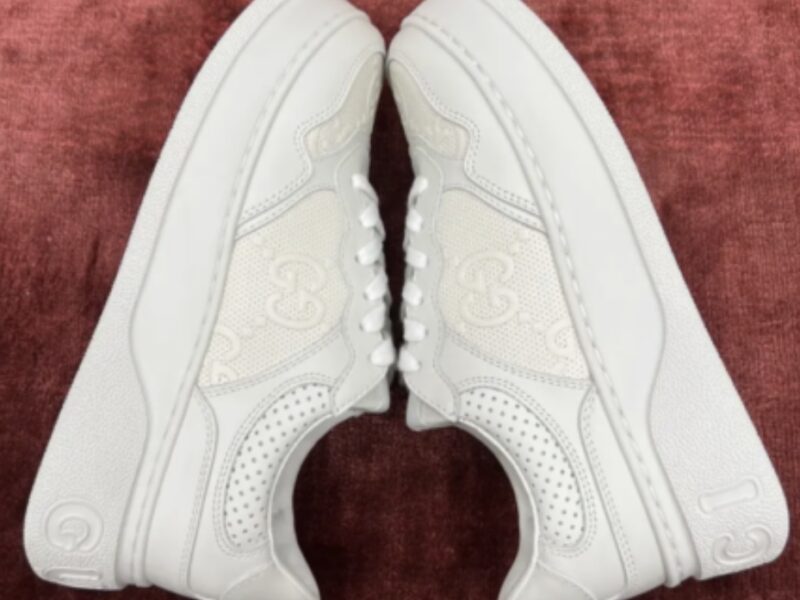 Жіночі білі шкіряні кросівки Gucci Гуччі з перфорацією GG на шнурівці кеди Гучі