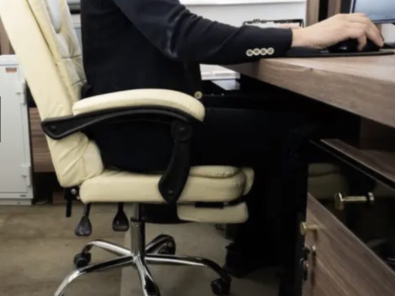 Кресло офисное с подставкой для ног Bonro B-058 бежевое