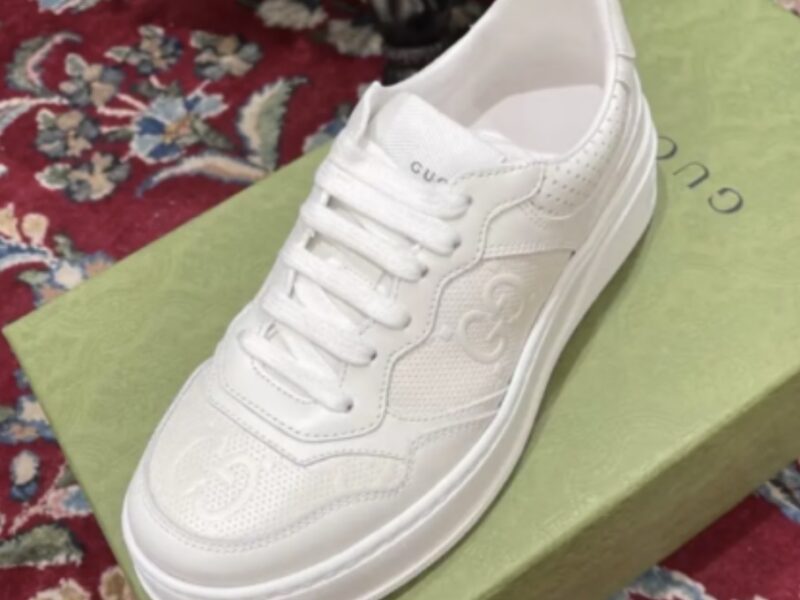 Жіночі білі шкіряні кросівки Gucci Гуччі з перфорацією GG на шнурівці кеди Гучі