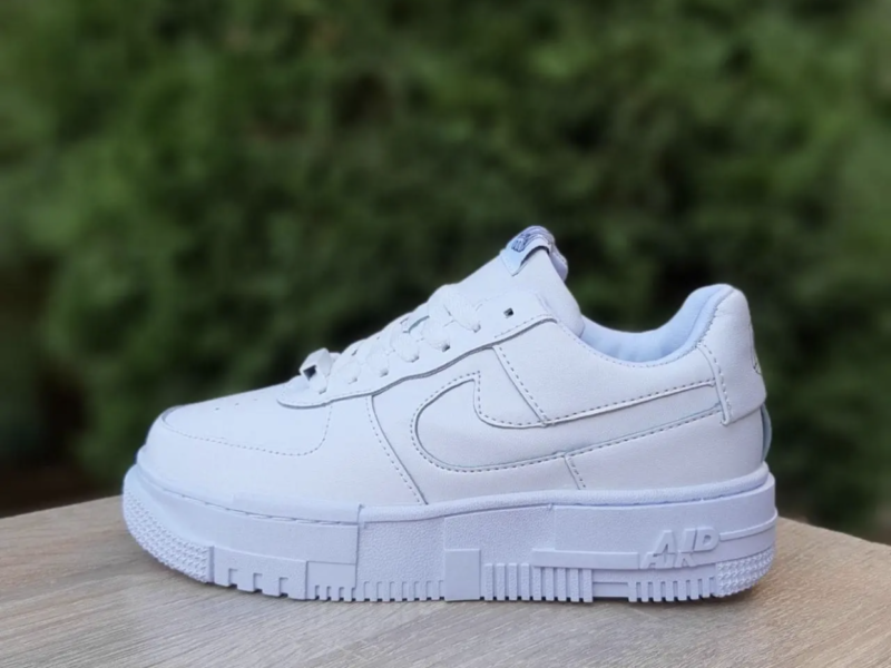 Кроссовки женские белые брендовых NIKE: Nike Air Force 1 Pixel