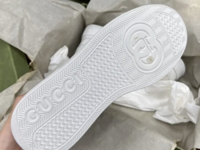 Жіночі білі шкіряні кросівки Gucci Гуччі з перфорацією GG на шнурівці кеди Гучі