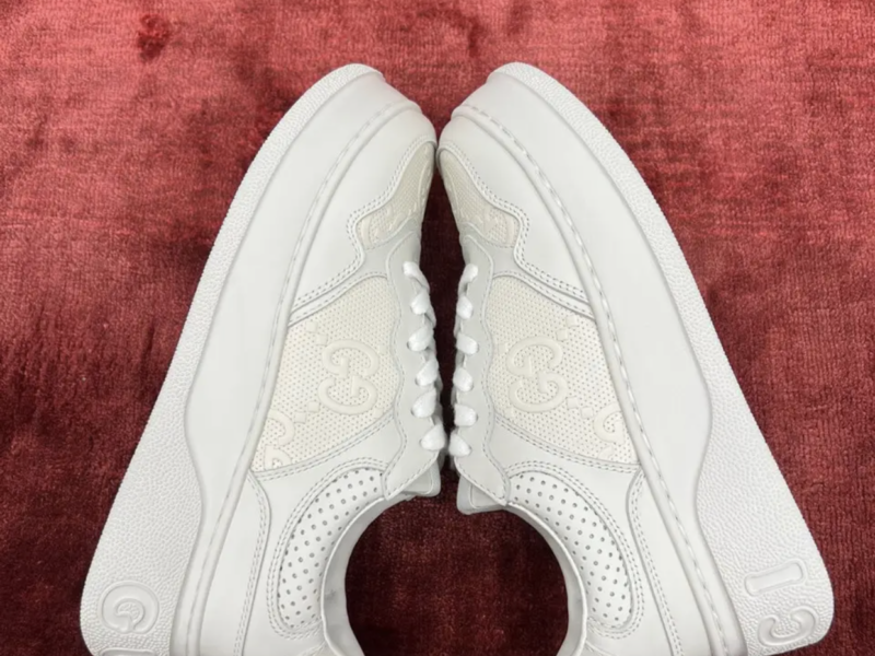 Жіночі білі шкіряні кросівки Gucci Гуччі з перфорацією GG на шнурівці кеди Гучі