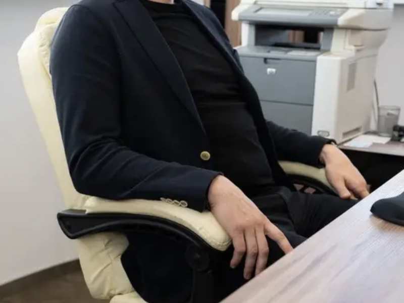 Кресло офисное с подставкой для ног Bonro B-058 бежевое