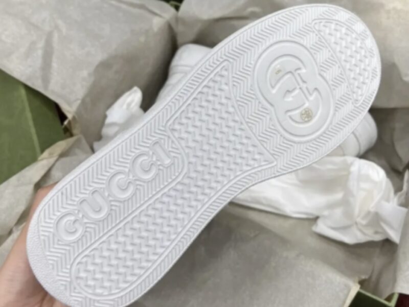 Жіночі білі шкіряні кросівки Gucci Гуччі з перфорацією GG на шнурівці кеди Гучі