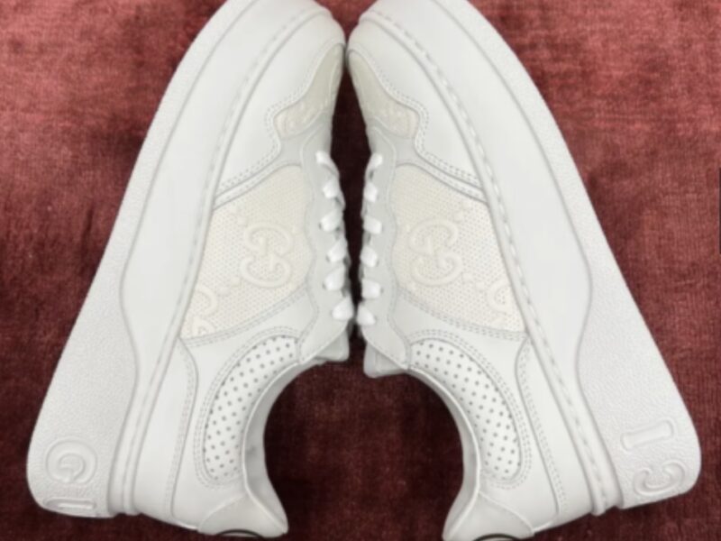 Жіночі білі шкіряні кросівки Gucci Гуччі з перфорацією GG на шнурівці кеди Гучі