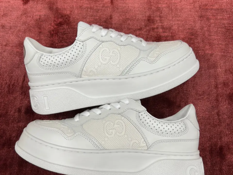 Жіночі білі шкіряні кросівки Gucci Гуччі з перфорацією GG на шнурівці кеди Гучі