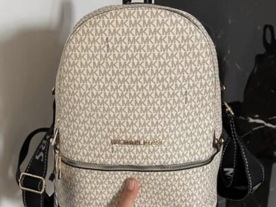 Жіночий рюкзак бренд Michael Kors Backpack Beige з принтом MK і золотавою фурнітурою S142 Код: S142